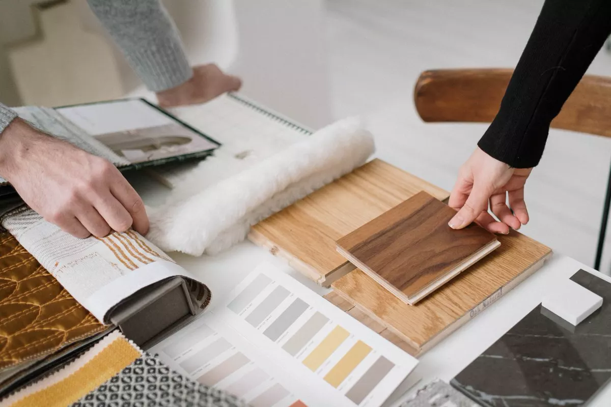 Materialmuster für den Vergleich von Arbeitsplatten und Küchenoberflächen