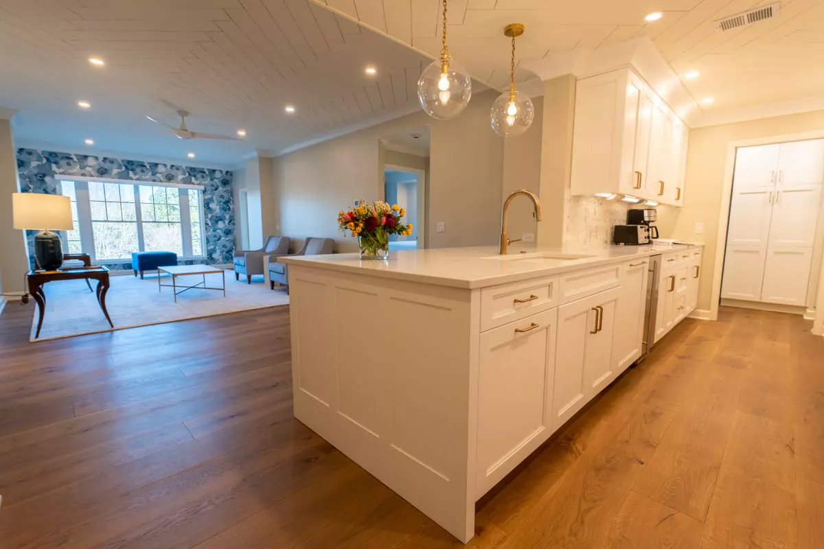 Helle moderne Küche mit Holzdetails und langem Arbeitsblock