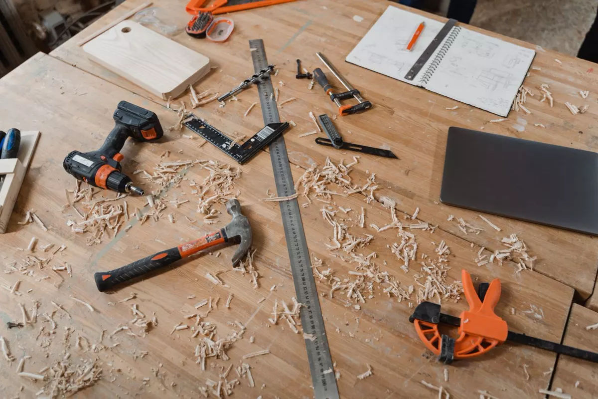 Werkzeuge und Bauteile bei der fachgerechten Montage einer Küche
